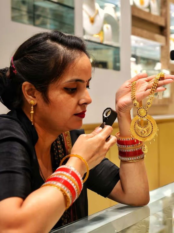 तिकडे युद्धविराम अन् इकडे सोन्याचे दर धडाम - Marathi News | तिकडे युद्धविराम अन् इकडे सोन्याचे दर धडाम | Latest Photos at Lokmat.com