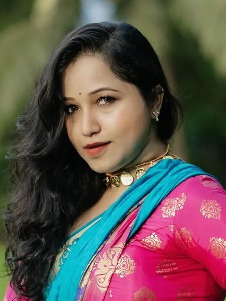 साडीतील नजाकत, नजरेतील जादू...! - Marathi News | साडीतील नजाकत, नजरेतील जादू...! | Latest Photos at Lokmat.com