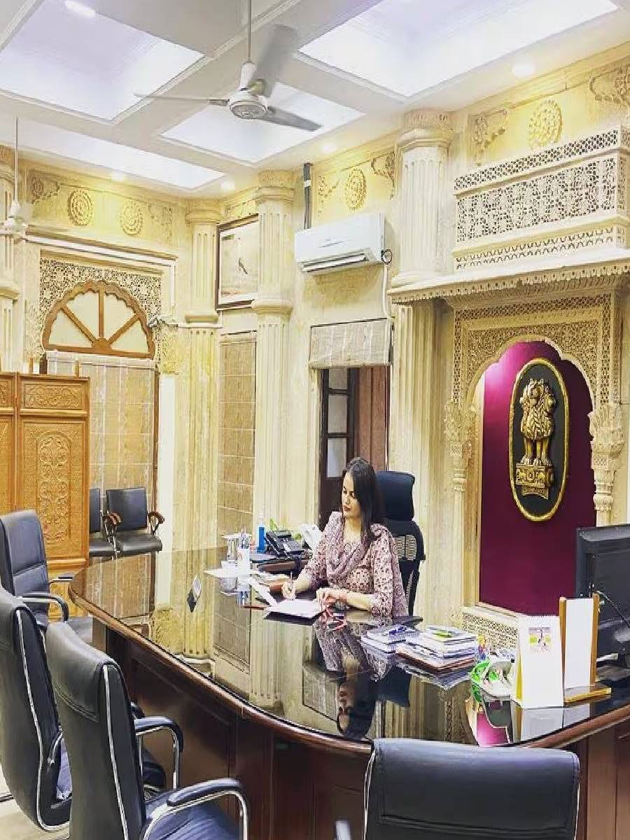 आयएएस अधिकारी किती तास काम करतात? - Marathi News | आयएएस अधिकारी किती तास काम करतात? | Latest Photos at Lokmat.com