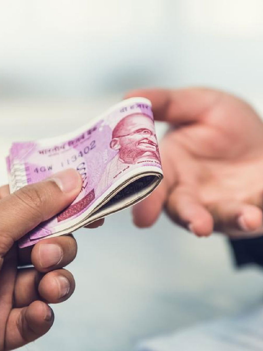 मित्राला पैसे उधार देण्यापूर्वी घ्या 'या' गोष्टींची काळजी - Marathi News | मित्राला पैसे उधार देण्यापूर्वी घ्या 'या' गोष्टींची काळजी | Latest Photos at Lokmat.com