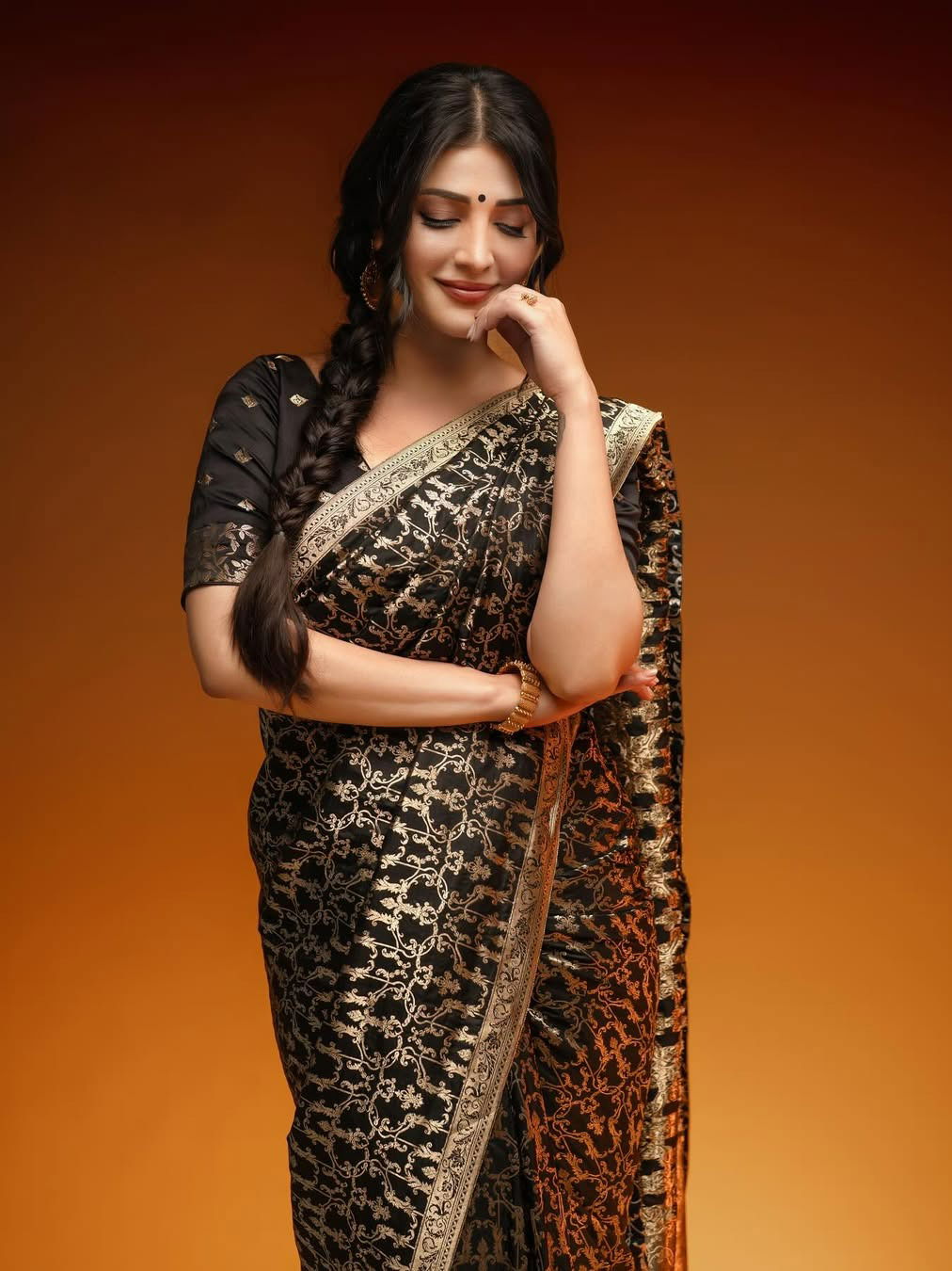 सुंदर केसांसाठी श्रुती हसन लावते 'हे' पारंपरिक तेल - Marathi News | सुंदर केसांसाठी श्रुती हसन लावते 'हे' पारंपरिक तेल | Latest Photos at Lokmat.com