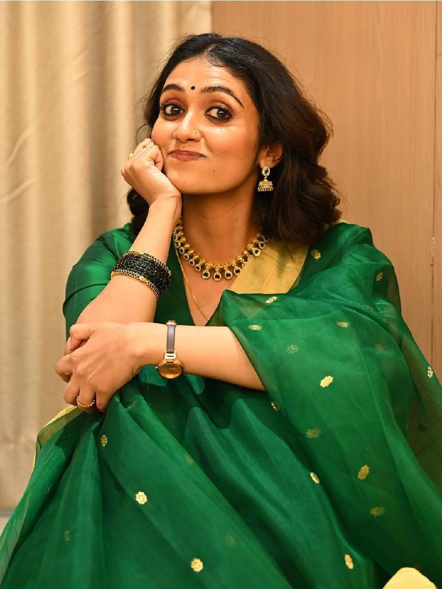 कुठंच मावना, हातीबी गावना... कुठंच मावना, हातीबी गावना...