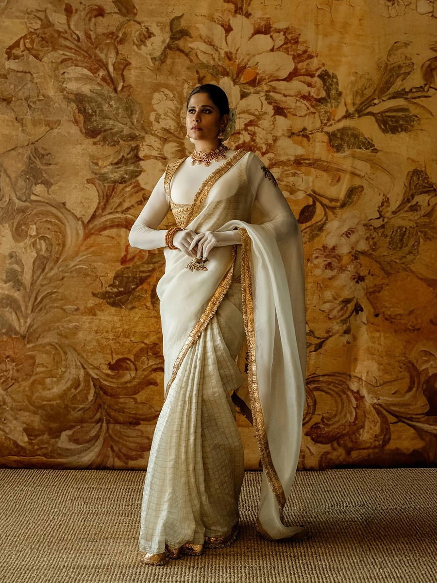 सईचा रॉयल लूक! सईचा रॉयल लूक!