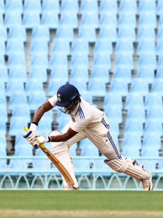 घरच्या मैदानात साईची 'कासव'छाप खेळी ठरली 'नंबर वन', पण... - Marathi News | घरच्या मैदानात साईची 'कासव'छाप खेळी ठरली 'नंबर वन', पण... | Latest Photos at Lokmat.com