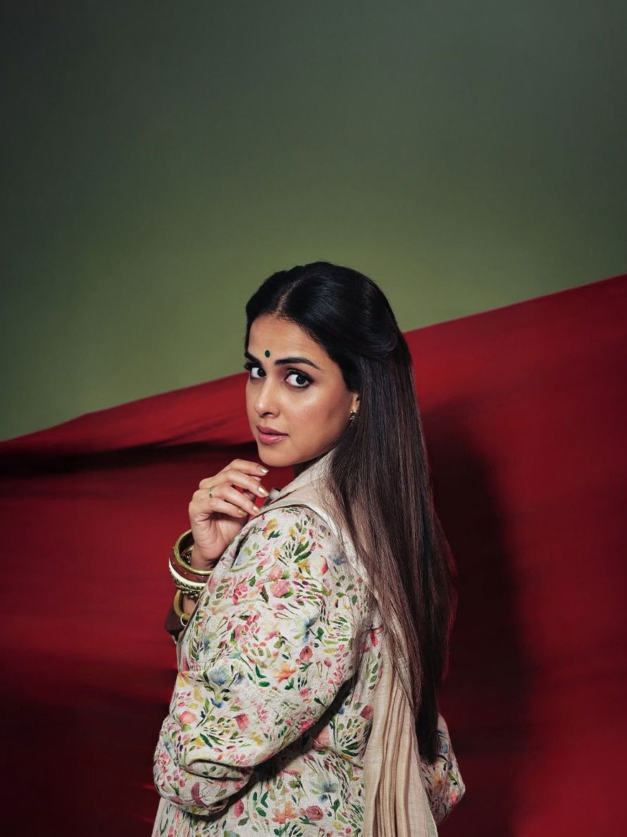 देशमुखांच्या सुनबाईंचा सोज्वळ लूक - Marathi News | देशमुखांच्या सुनबाईंचा सोज्वळ लूक | Latest Photos at Lokmat.com