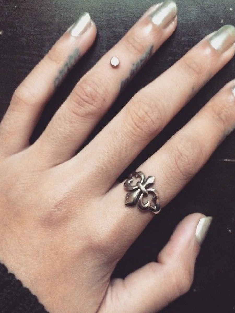 फॅशनच्या नादात तरुणाई देतीये संकटाना आमंत्रण, जाणून घ्या फिंगर पियरसिंगचे साईड इफेक्ट्स - Marathi News | फॅशनच्या नादात तरुणाई देतीये संकटाना आमंत्रण, जाणून घ्या फिंगर पियरसिंगचे साईड इफेक्ट्स | Latest Photos at Lokmat.com