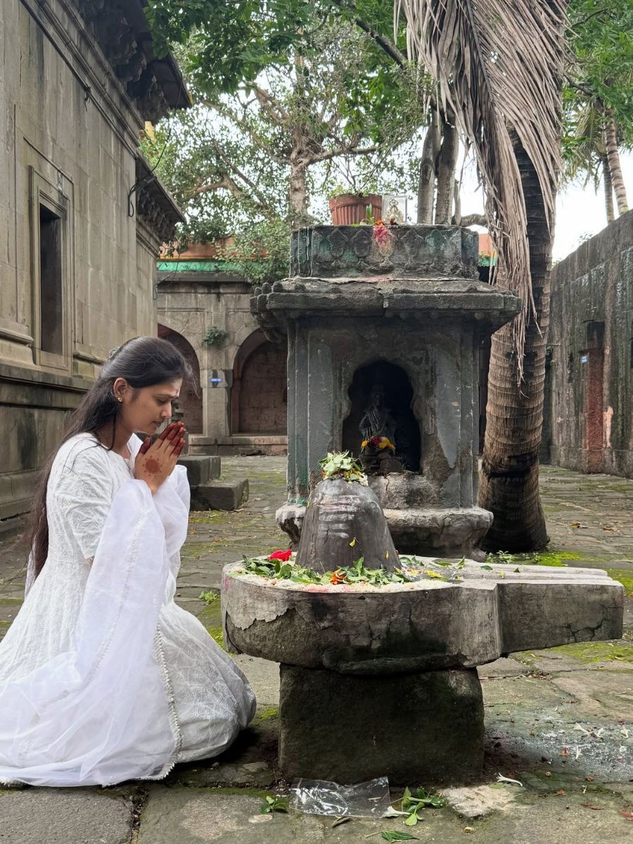 शिव भक्तीत तल्लीन झाली गौतमी पाटील - Marathi News | शिव भक्तीत तल्लीन झाली गौतमी पाटील | Latest Photos at Lokmat.com