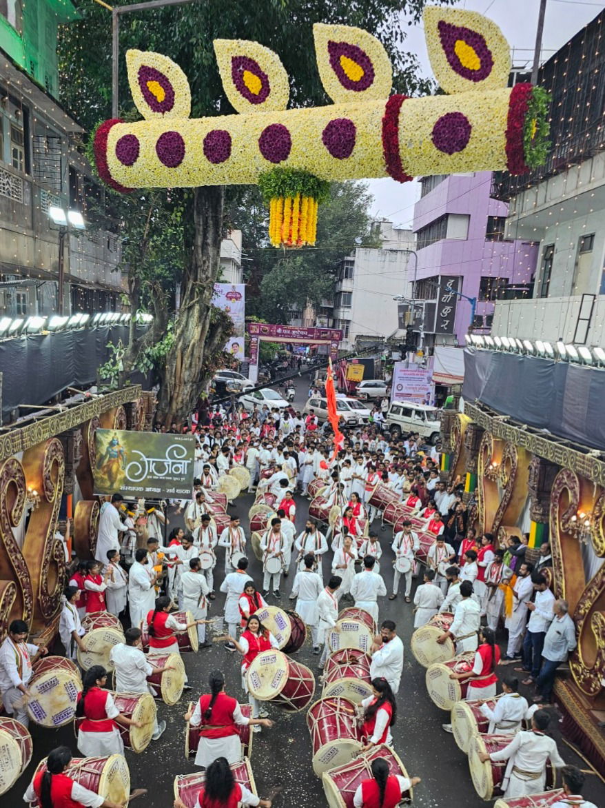पुण्यातील दहीहंडीचा उत्साह - Marathi News | पुण्यातील दहीहंडीचा उत्साह | Latest Photos at Lokmat.com