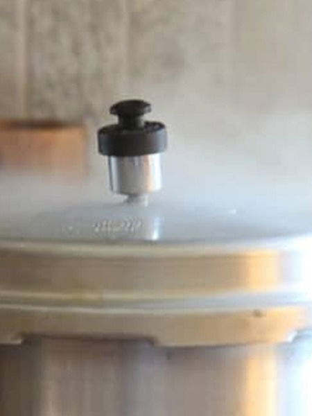 कुकरच्या शिट्टीमधून पाणी येऊ नये म्हणून ७ टिप्स... - Marathi News | कुकरच्या शिट्टीमधून पाणी येऊ नये म्हणून ७ टिप्स... | Latest Photos at Lokmat.com