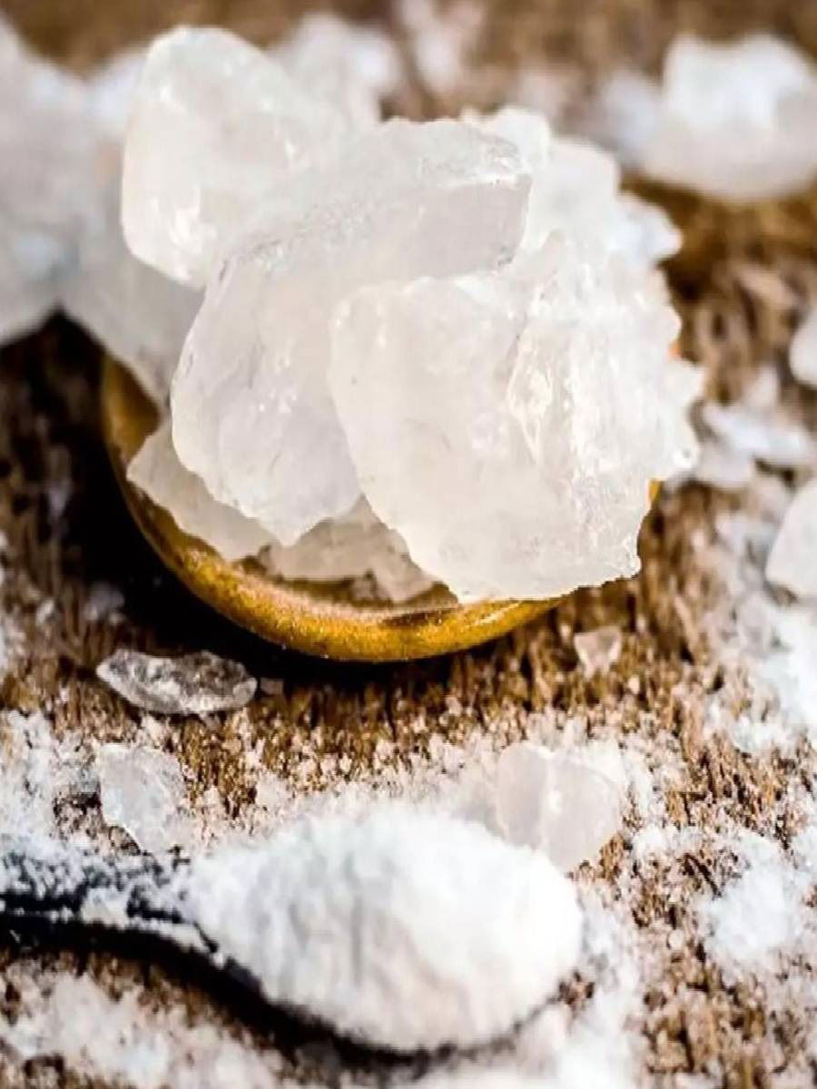 पिंपल्स, काळे डाग घालवण्यासाठी चेह-यावर लावा तुरटी - Marathi News | पिंपल्स, काळे डाग घालवण्यासाठी चेह-यावर लावा तुरटी | Latest Photos at Lokmat.com