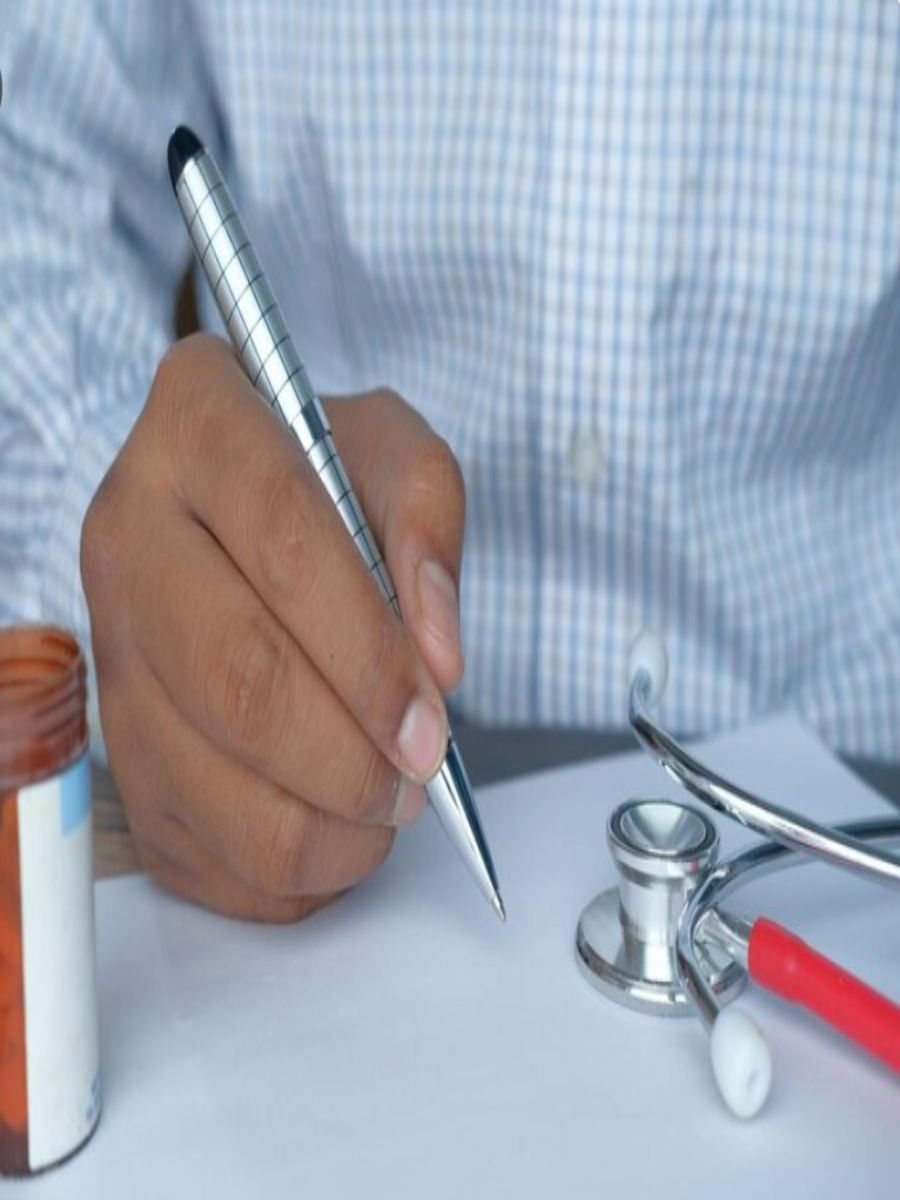 डॉक्टरांचे हस्ताक्षर इतके वाईट का असते? - Marathi News | डॉक्टरांचे हस्ताक्षर इतके वाईट का असते? | Latest Photos at Lokmat.com
