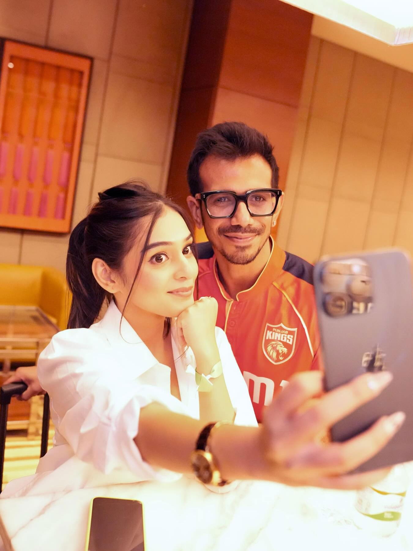 चहलची गर्लफ्रेंड RJ महावशचं पूर्ण नाव काय? - Marathi News | चहलची गर्लफ्रेंड RJ महावशचं पूर्ण नाव काय? | Latest Photos at Lokmat.com