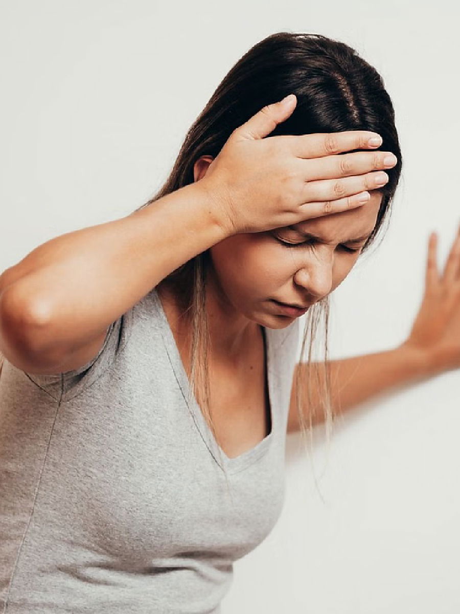 शरीर देतंय तुम्हाला संकेत! 'या' समस्यांमुळे येतो डोळ्यासमोर अंधार - Marathi News | शरीर देतंय तुम्हाला संकेत! 'या' समस्यांमुळे येतो डोळ्यासमोर अंधार | Latest Photos at Lokmat.com