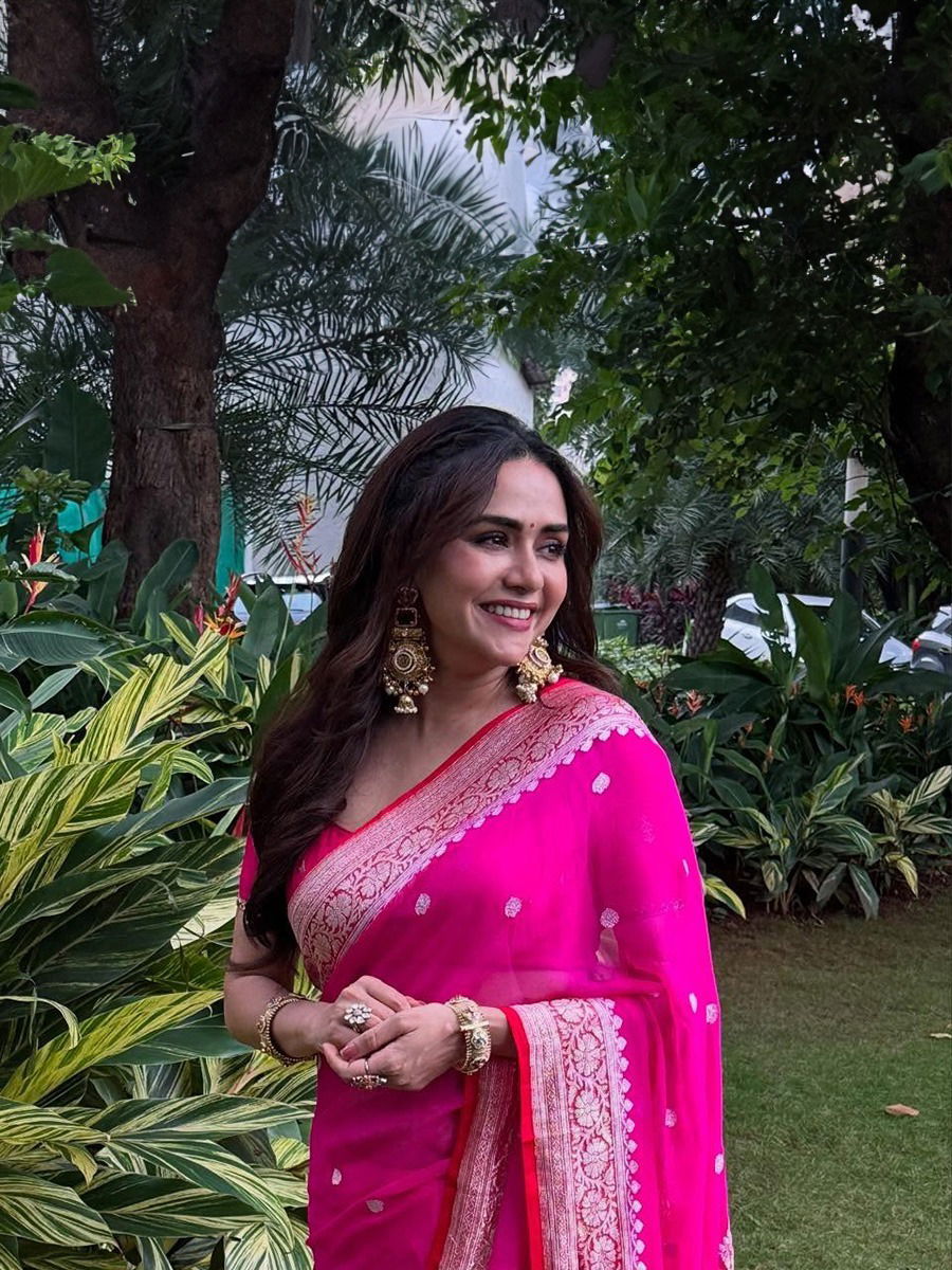 'चंद्रा'च्या साडीत मनमोहक अदा - Marathi News | 'चंद्रा'च्या साडीत मनमोहक अदा | Latest Photos at Lokmat.com