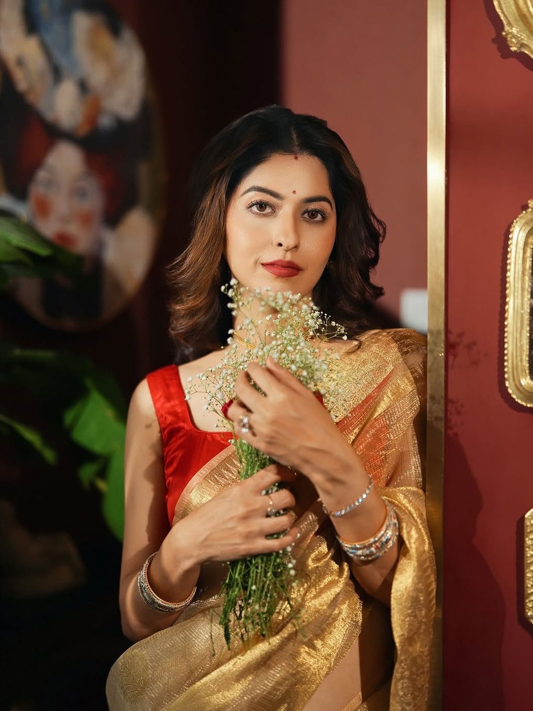 गोल्डन साडीत अभिज्ञा भावे दिसली झक्कास! - Marathi News | गोल्डन साडीत अभिज्ञा भावे दिसली झक्कास! | Latest Photos at Lokmat.com