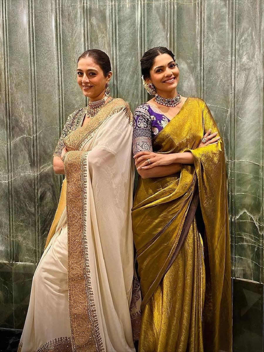 तबूने पूजासोबत फोटोसाठी दिल्या पोझ तबूने पूजासोबत फोटोसाठी दिल्या पोझ