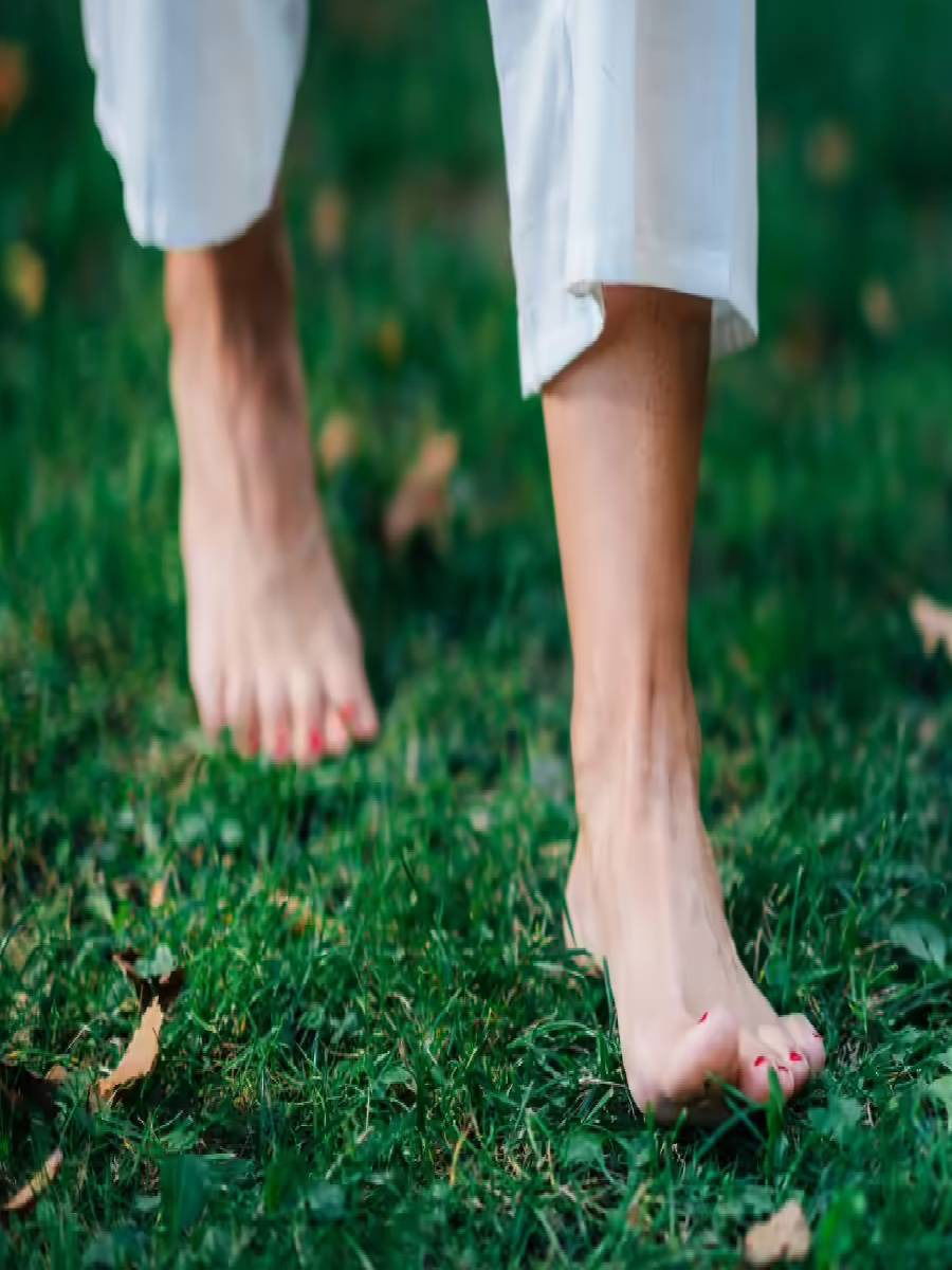 अनवाणी चालण्याचे अनेक फायदे, जाणून घ्या - Marathi News | अनवाणी चालण्याचे अनेक फायदे, जाणून घ्या | Latest Photos at Lokmat.com