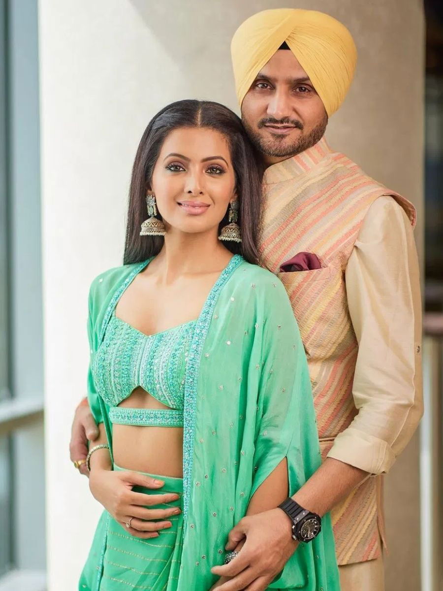 हरभजन सिंगचे पत्नीसोबत रोमँटिक फोटो! - Marathi News | हरभजन सिंगचे पत्नीसोबत रोमँटिक फोटो! | Latest Photos at Lokmat.com