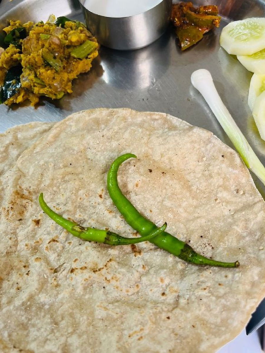 पोळीपेक्षा भाकरी बरी! दररोज भाकरी खाण्याचे फायदे - Marathi News | पोळीपेक्षा भाकरी बरी! दररोज भाकरी खाण्याचे फायदे | Latest Photos at Lokmat.com