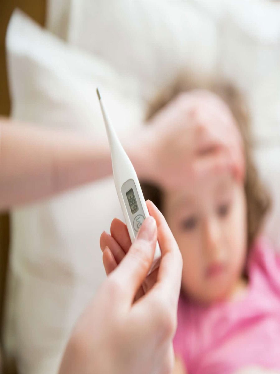 मुलांना ताप आल्यावर तुम्हीही करताय 'ही' चूक? - Marathi News | मुलांना ताप आल्यावर तुम्हीही करताय 'ही' चूक? | Latest Photos at Lokmat.com