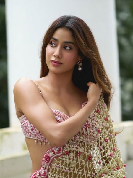 Janhvi Kapoor : परमसुंदरी! - Marathi News | Janhvi Kapoor : परमसुंदरी! | Latest Photos at Lokmat.com