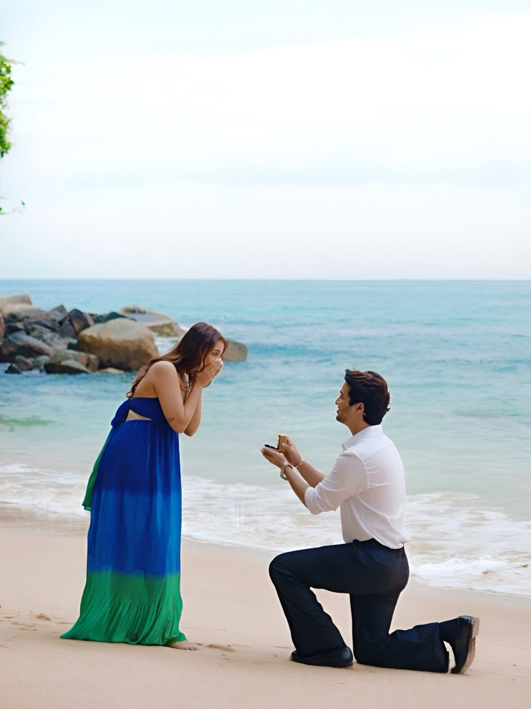 प्रसिद्ध अभिनेत्याने समुद्रकिनारी गर्लफ्रेंडला केलं प्रपोज - Marathi News | प्रसिद्ध अभिनेत्याने समुद्रकिनारी गर्लफ्रेंडला केलं प्रपोज | Latest Photos at Lokmat.com