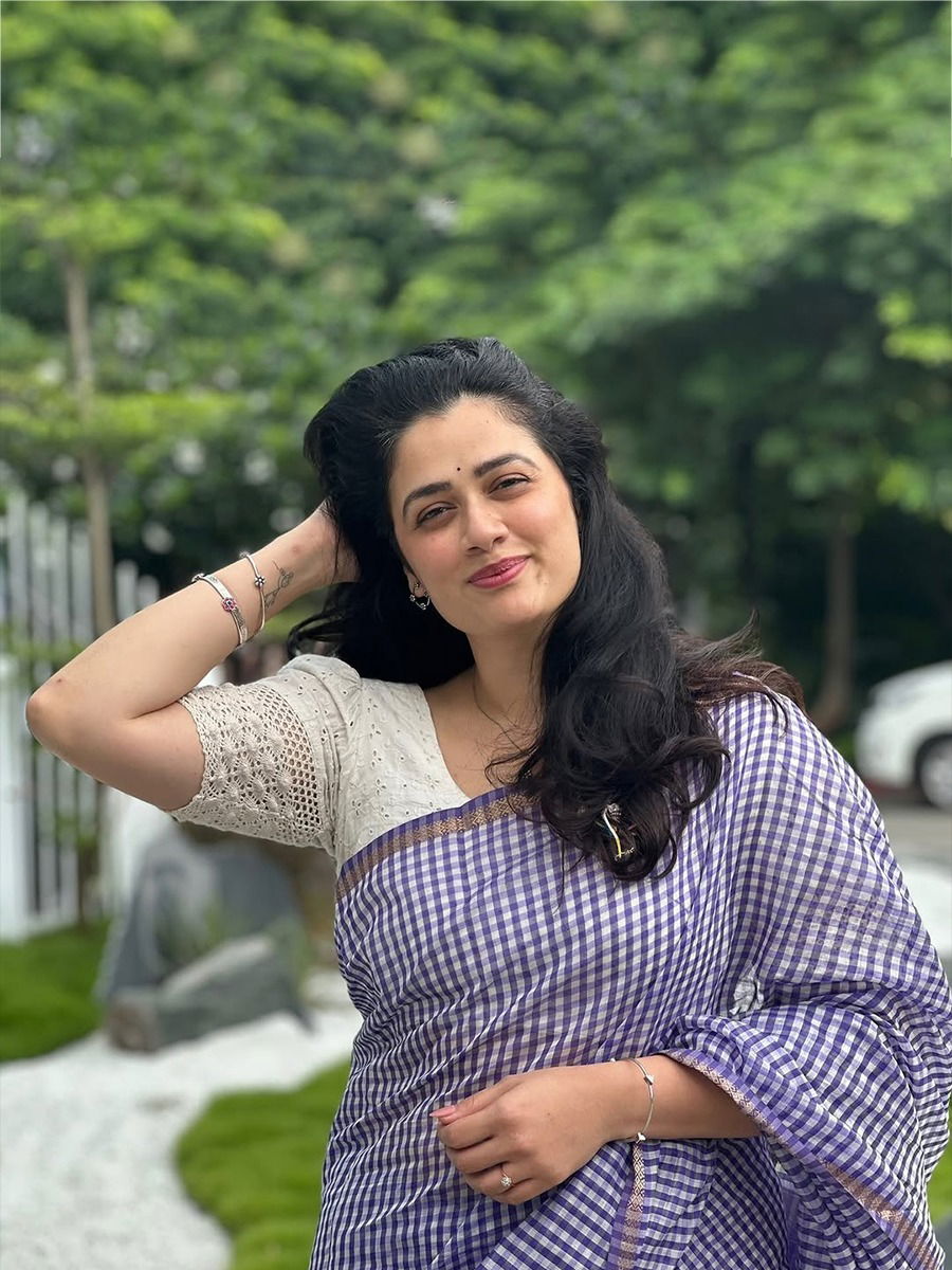 पर्पल चेक्स साडीत गिरीजाच्या मनमोहक अदा - Marathi News | पर्पल चेक्स साडीत गिरीजाच्या मनमोहक अदा | Latest Photos at Lokmat.com