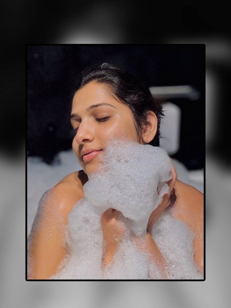 हेच बाकी होतं! बाथटबमध्ये जान्हवीचं शूट - Marathi News | हेच बाकी होतं! बाथटबमध्ये जान्हवीचं शूट | Latest Photos at Lokmat.com