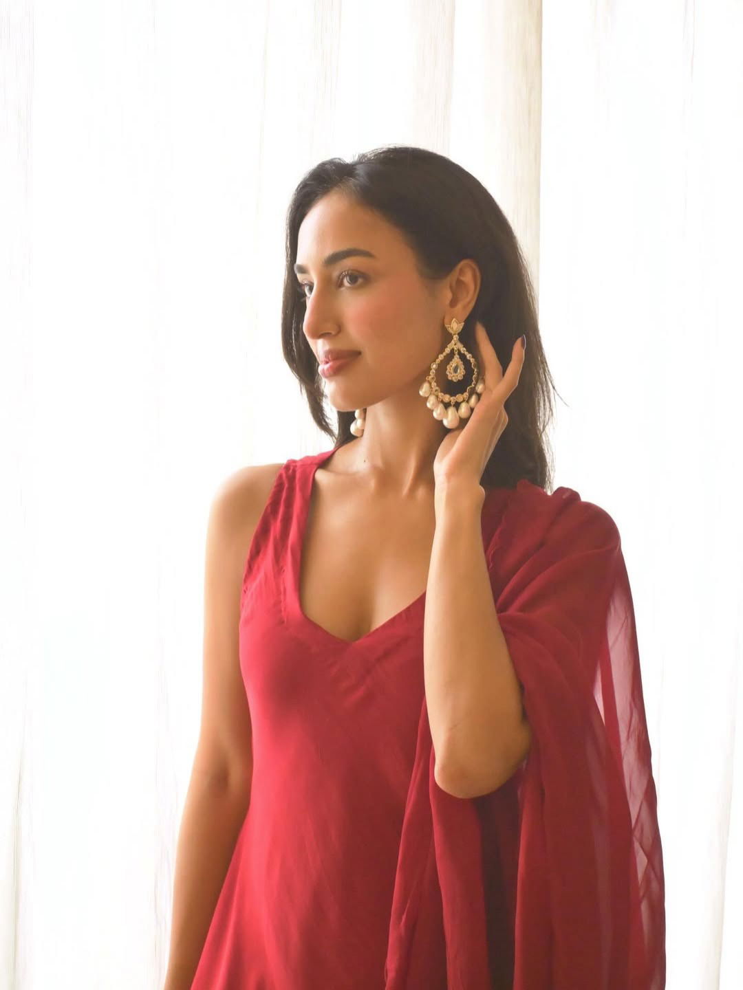 हार्दिक पांड्याच्या गर्लफ्रेंडचा रेड हॉट लूक