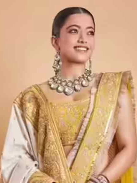 वेडिंग सीझनसाठी रश्मिका मंदानाचे ट्रॅडिशनल क्लासिक लूक - Marathi News | वेडिंग सीझनसाठी रश्मिका मंदानाचे ट्रॅडिशनल क्लासिक लूक | Latest Photos at Lokmat.com वेडिंग सीझनसाठी रश्मिका मंदानाचे ट्रॅडिशनल क्लासिक लूक - Marathi News | वेडिंग सीझनसाठी रश्मिका मंदानाचे ट्रॅडिशनल क्लासिक लूक | Latest Photos at Lokmat.com