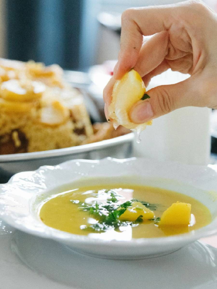 व्हिटॅमिन सी समृद्ध लिंबू-कोथिंबीर सूप असे बनवा - Marathi News | व्हिटॅमिन सी समृद्ध लिंबू-कोथिंबीर सूप असे बनवा | Latest Photos at Lokmat.com