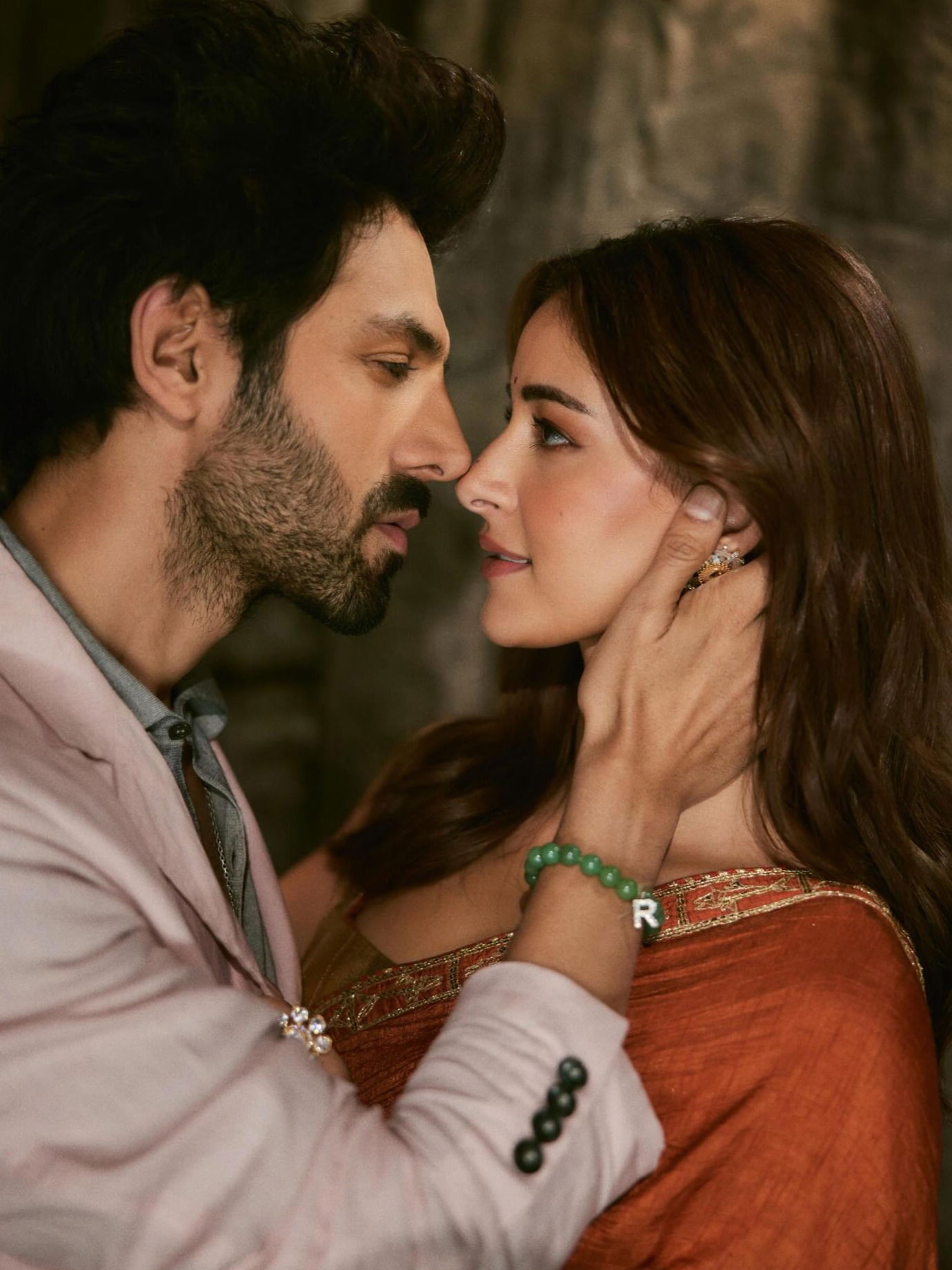 कार्तिक आणि अनन्याचे रोमँटिक फोटो व्हायरल