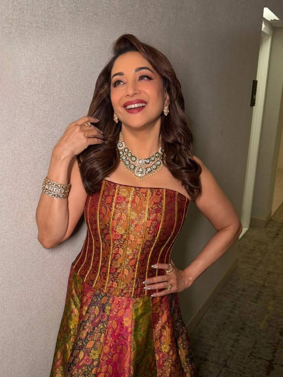 फोटोवरुन सांगू शकाल का माधुरीचं वय?