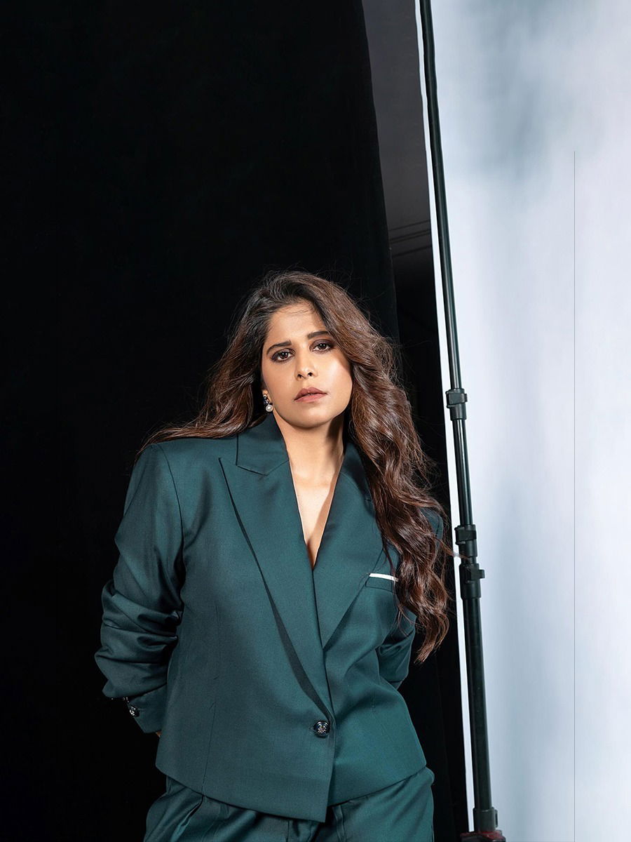 सई ताम्हणकरचा बॉसी लूक!