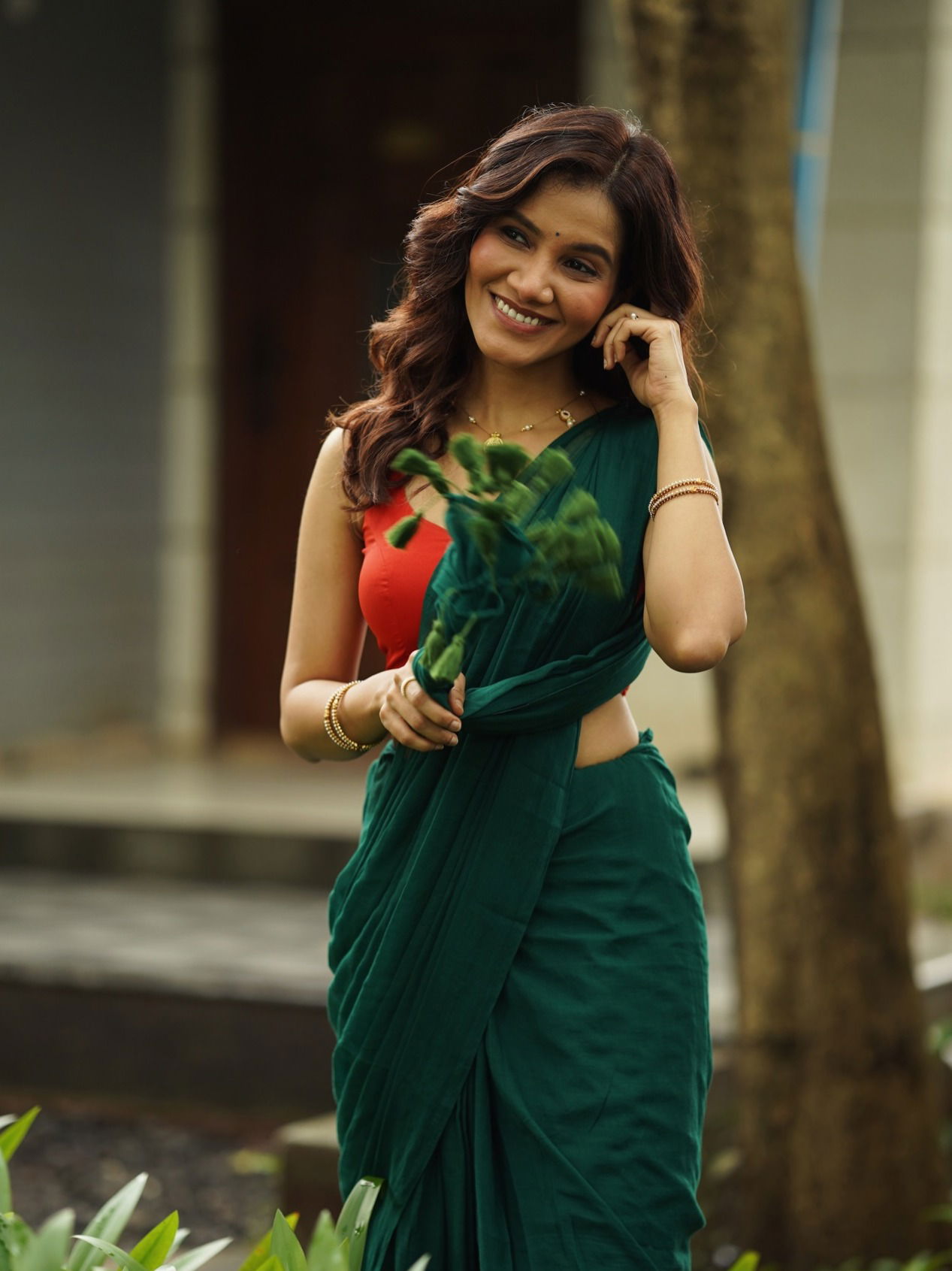 हिरव्या साडीचा साज, सौंदर्याला आला बहर - Marathi News | हिरव्या साडीचा साज, सौंदर्याला आला बहर | Latest Photos at Lokmat.com