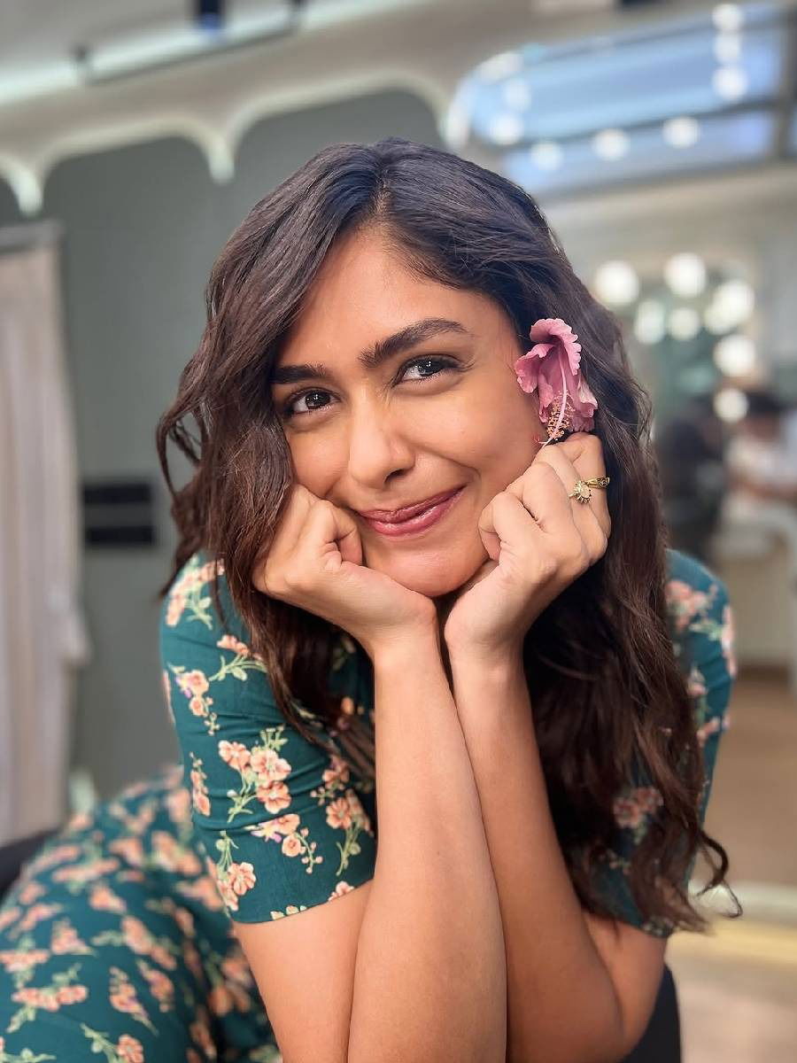 किती शिकलीये मृणाल ठाकूर? - Marathi News | किती शिकलीये मृणाल ठाकूर? | Latest Photos at Lokmat.com