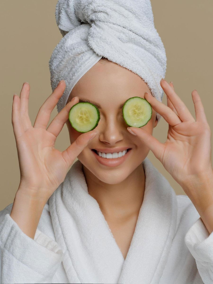 फायद्याची गोष्ट! डोळ्यांवर काकडी ठेवल्याने काय होतं? - Marathi News | फायद्याची गोष्ट! डोळ्यांवर काकडी ठेवल्याने काय होतं? | Latest Photos at Lokmat.com फायद्याची गोष्ट! डोळ्यांवर काकडी ठेवल्याने काय होतं? - Marathi News | फायद्याची गोष्ट! डोळ्यांवर काकडी ठेवल्याने काय होतं? | Latest Photos at Lokmat.com