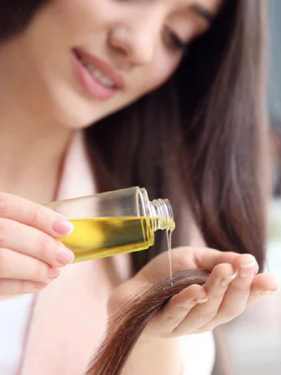 रात्रभर केसांना तेल लावून झोपत असाल तर वेळीच थांबा, जाणून घ्या साईड इफेक्ट्स - Marathi News | रात्रभर केसांना तेल लावून झोपत असाल तर वेळीच थांबा, जाणून घ्या साईड इफेक्ट्स | Latest Photos at Lokmat.com