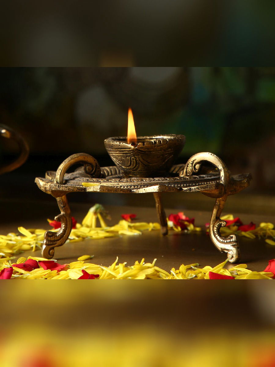 देवापुढे दिवा लावताना 'या' गोष्टींकडे द्या आवर्जुन लक्ष - Marathi News | देवापुढे दिवा लावताना 'या' गोष्टींकडे द्या आवर्जुन लक्ष | Latest Photos at Lokmat.com