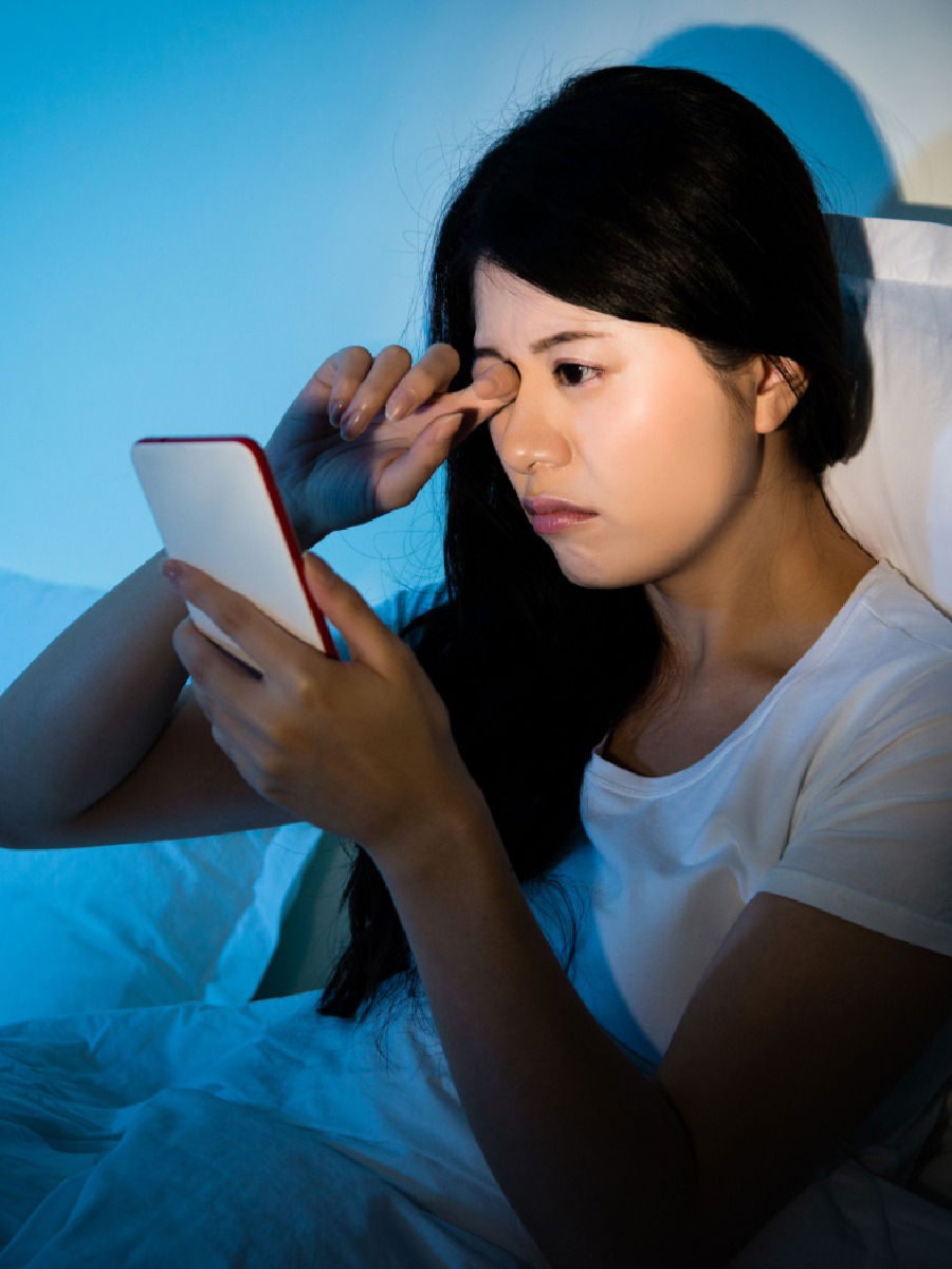 वेळीच सावध व्हा! सतत मोबाईल पाहिल्यामुळे डोळ्यांवर होतोय गंभीर दुष्परिणाम - Marathi News | वेळीच सावध व्हा! सतत मोबाईल पाहिल्यामुळे डोळ्यांवर होतोय गंभीर दुष्परिणाम | Latest Photos at Lokmat.com