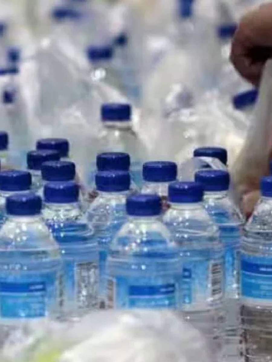 पाण्याच्या बाटलीच्या झाकणाचा रंग काय सांगतो? जाणून घ्या - Marathi News | पाण्याच्या बाटलीच्या झाकणाचा रंग काय सांगतो? जाणून घ्या | Latest Photos at Lokmat.com