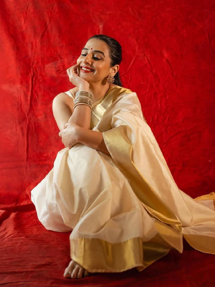 नवरात्रीच्या नवरंगांची विद्यालाही भुरळ! - Marathi News | नवरात्रीच्या नवरंगांची विद्यालाही भुरळ! | Latest Photos at Lokmat.com