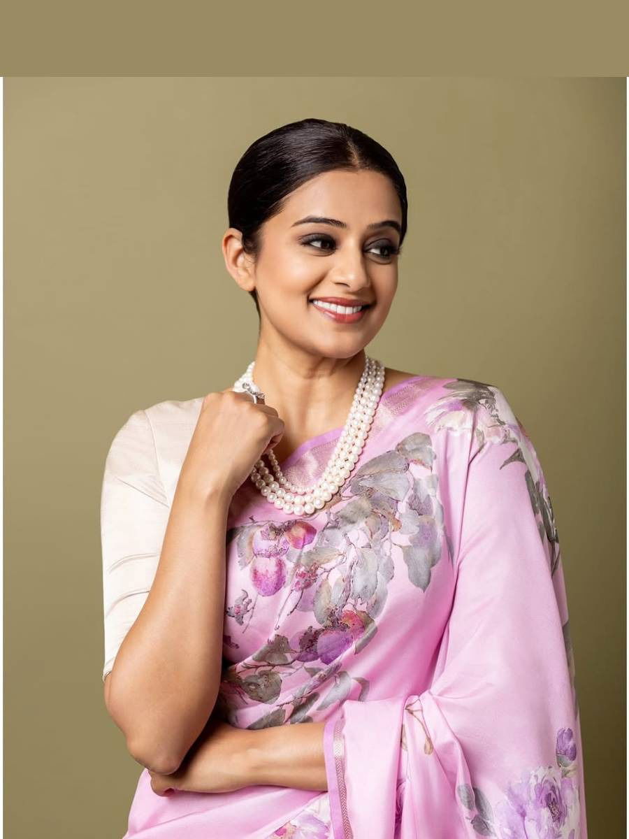 गुलाबी साडी अन् लाली लाल-लाल! - Marathi News | गुलाबी साडी अन् लाली लाल-लाल! | Latest Photos at Lokmat.com