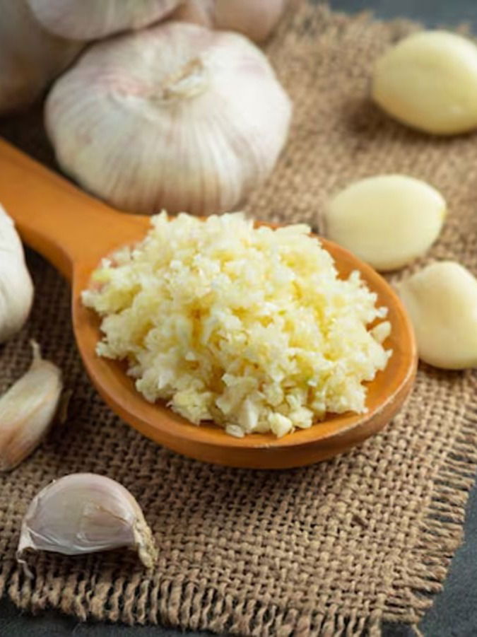 लसूण खाण्याची योग्य पद्धत कोणती? अखंड की ठेचून? जाणून घ्या... - Marathi News | लसूण खाण्याची योग्य पद्धत कोणती? अखंड की ठेचून? जाणून घ्या... | Latest Photos at Lokmat.com