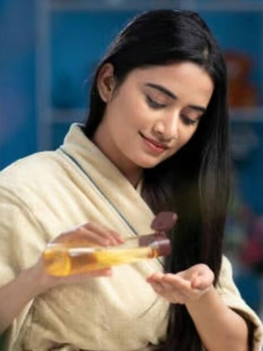 केसगळती रोखण्यासाठी खास तेल - Marathi News | केसगळती रोखण्यासाठी खास तेल | Latest Photos at Lokmat.com