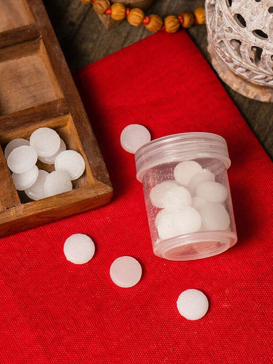 कापूर आहे बहुगुणी, 'या' शारीरिक समस्या होतील झटक्यात दूर - Marathi News | कापूर आहे बहुगुणी, 'या' शारीरिक समस्या होतील झटक्यात दूर | Latest Photos at Lokmat.com