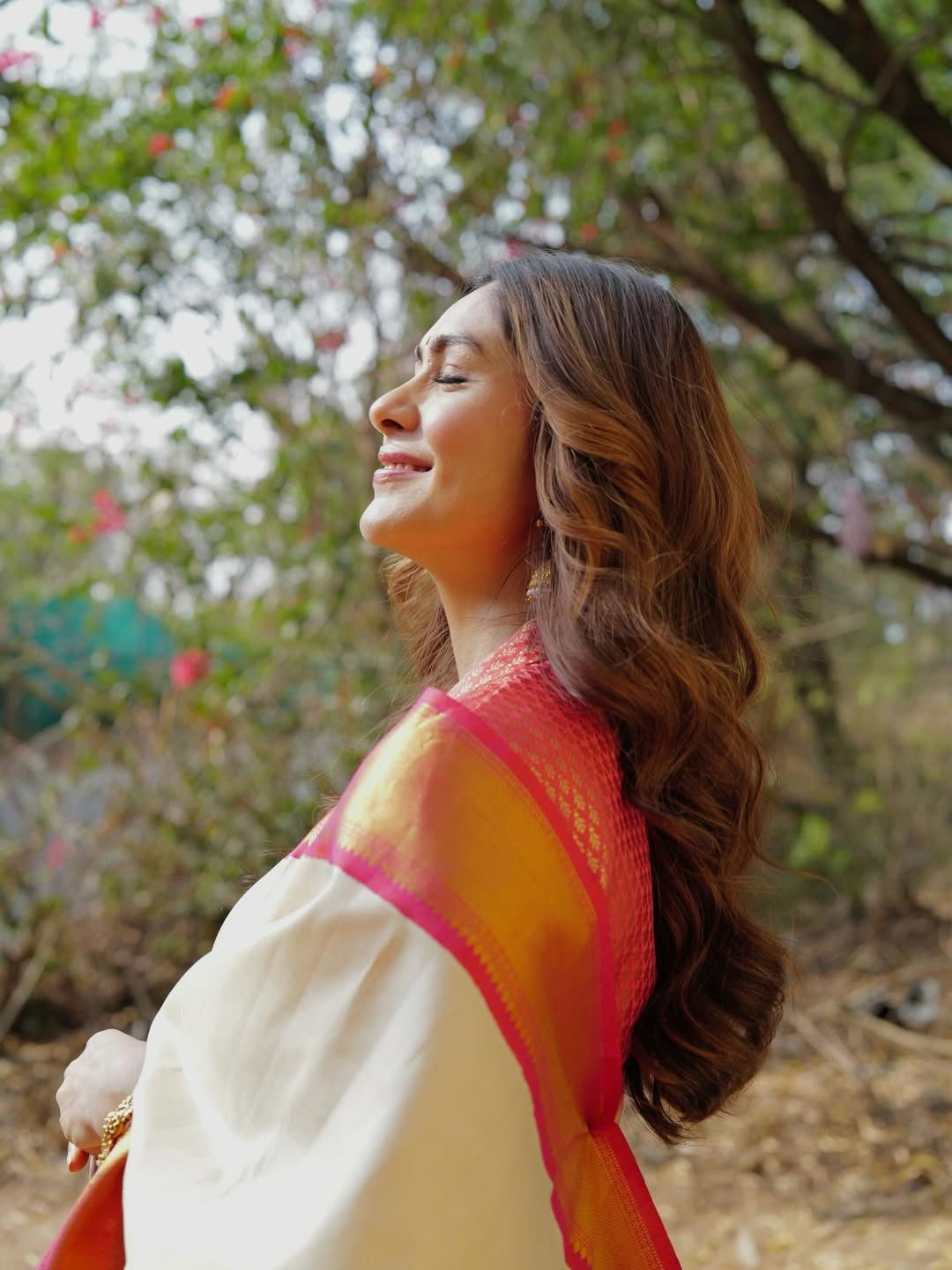 मृणाल ठाकूरचं साडीतलं सौंदर्य पाहून चाहते घायाळ - Marathi News | मृणाल ठाकूरचं साडीतलं सौंदर्य पाहून चाहते घायाळ | Latest Photos at Lokmat.com