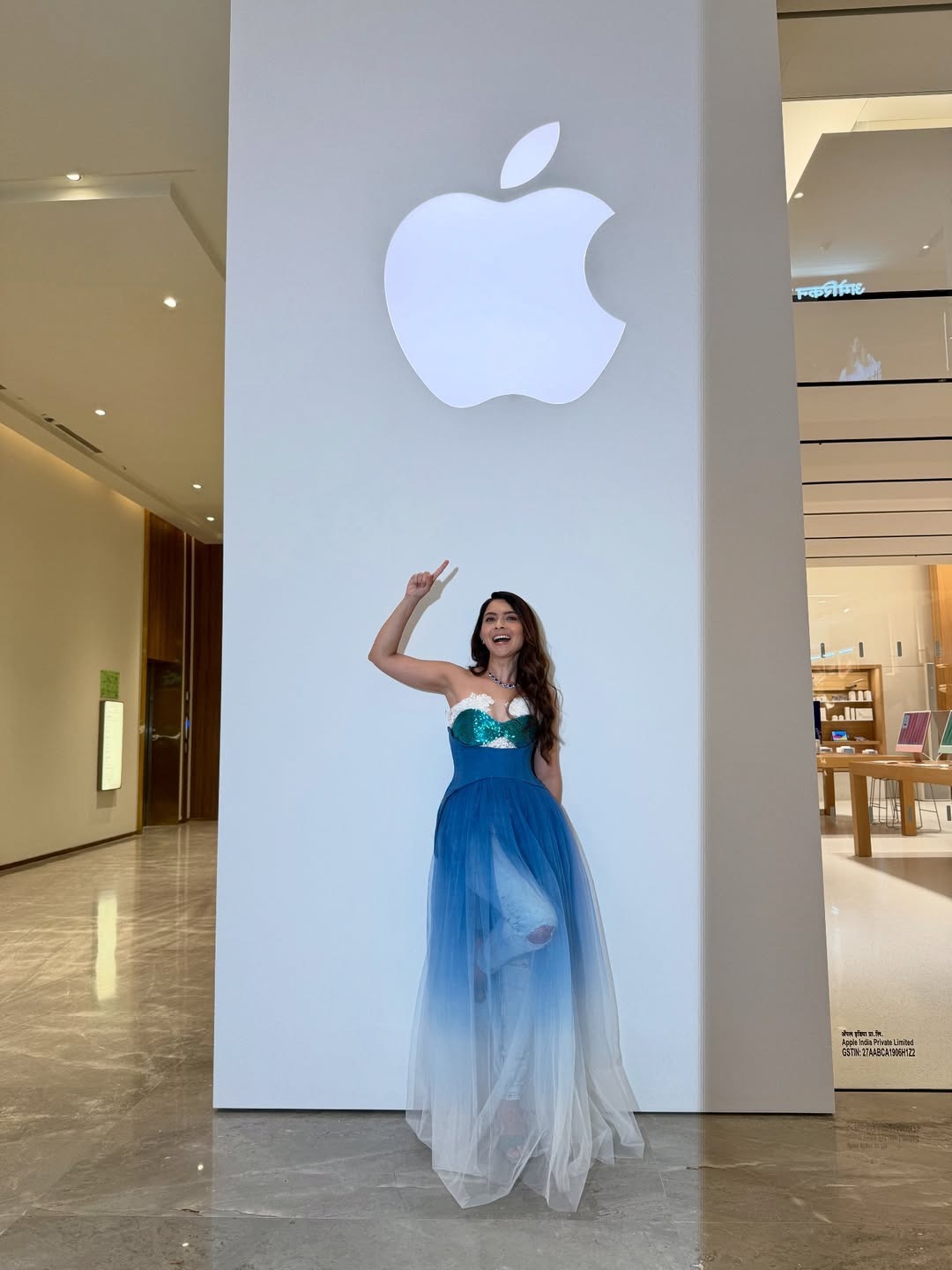 सोनाली कुलकर्णी म्हणते "पुण्यामध्ये आपलं स्वागत आहे ॲपल" - Marathi News | सोनाली कुलकर्णी म्हणते "पुण्यामध्ये आपलं स्वागत आहे ॲपल" | Latest Photos at Lokmat.com