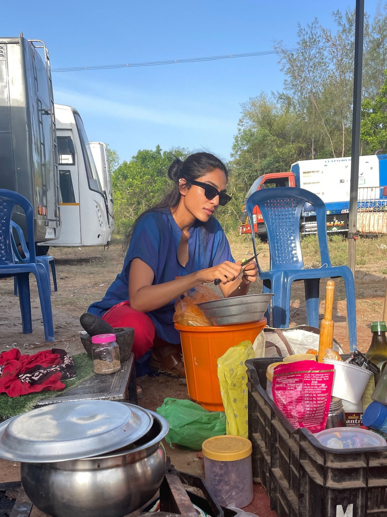 सुपरस्टारची अभिनेत्री पत्नी सेटवर करतेय जेवण - Marathi News | सुपरस्टारची अभिनेत्री पत्नी सेटवर करतेय जेवण | Latest Photos at Lokmat.com