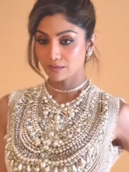 शिल्पा शेट्टीच्या माेत्याच्या ब्लाऊजचा वेगळाच नखरा.. - Marathi News | शिल्पा शेट्टीच्या माेत्याच्या ब्लाऊजचा वेगळाच नखरा.. | Latest Photos at Lokmat.com